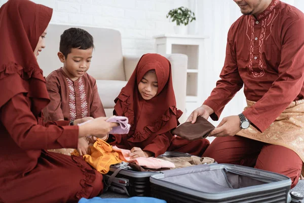 Azji rodzina przygotować ubrania i umieścić w walizce — Zdjęcie stockowe