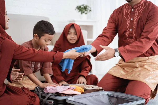 La familia asiática preparan la ropa y ponen en la maleta — Foto de Stock