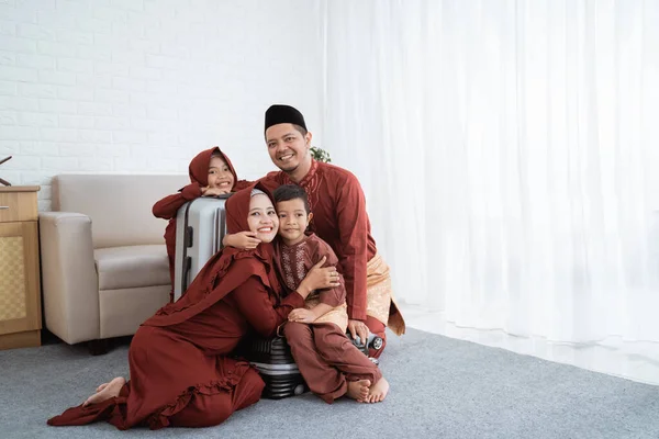Asijské muslimské rodiny s kufry na nošení mudik — Stock fotografie
