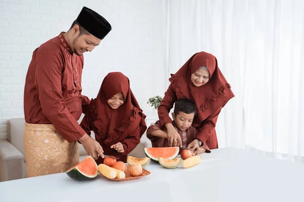 Muslim keluarga mempersiapkan buah-buahan untuk melanggar cepat — Stok Foto