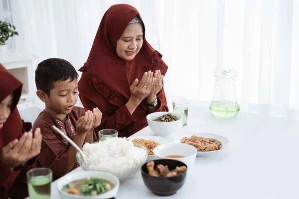 Ázsiai család imádkoznak, amikor gyors törés — Stock Fotó
