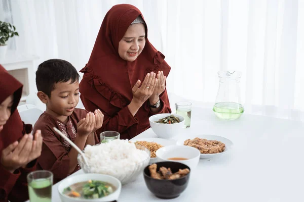 Aziatische familie bidden bij breken snel — Stockfoto