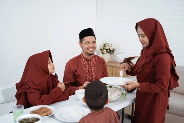 Familia musulmana comiendo descanso ayuno — Foto de Stock