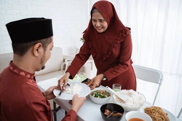 Mujer musulmana trae comida para marido e hijos —  Fotos de Stock