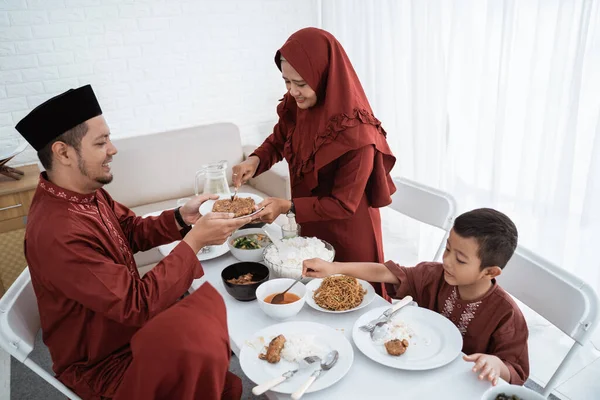 Keluarga Muslim duduk untuk makan ketika melanggar cepat — Stok Foto