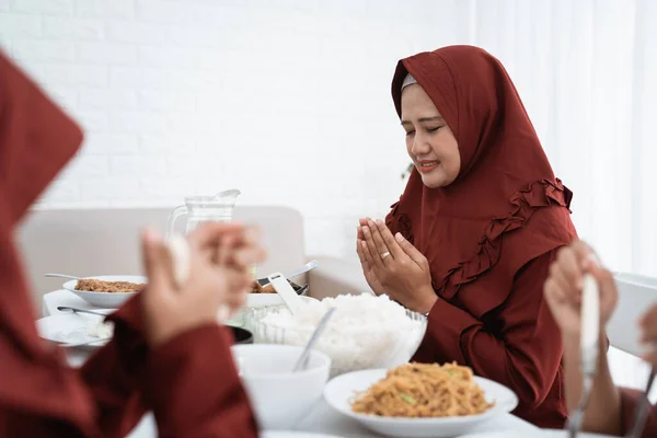 Familia asiática rezar cuando romper rápido —  Fotos de Stock