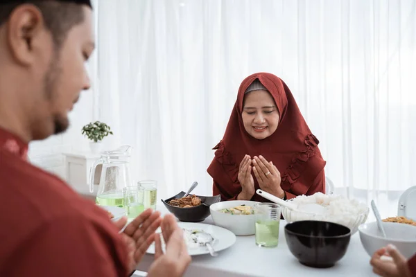 断食の際のムスリム家族の祈り — ストック写真