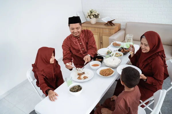 Keluarga Muslim duduk untuk makan ketika melanggar cepat — Stok Foto
