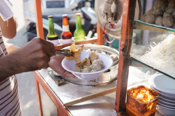 Bakso. indonésia almôndega rua comida vendedor — Fotografia de Stock