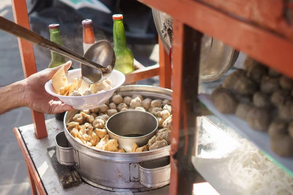 Bakso Street-Food-Verkäufer gießt Suppe — Stockfoto