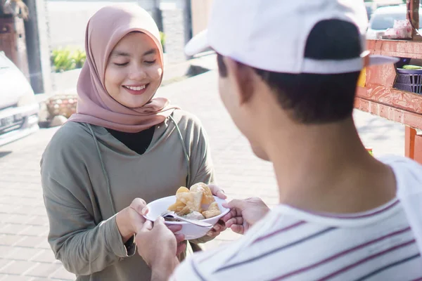 Vendedor de comida de rua entregando uma tigela de bakso — Fotografia de Stock