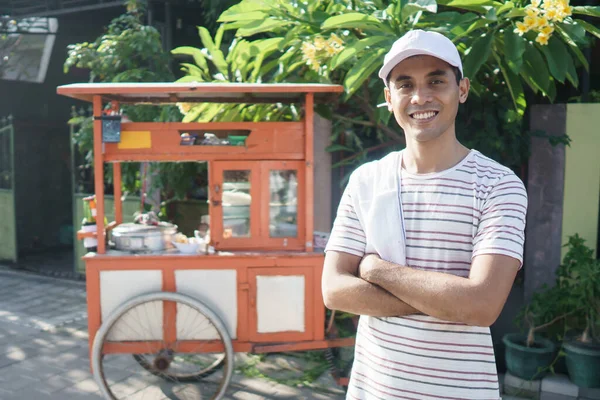 Homem vendendo bakso nos carrinhos — Fotografia de Stock