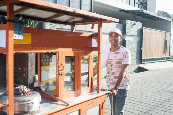 Homem vendendo bakso andando e empurrando para baixo os carrinhos de comida — Fotografia de Stock