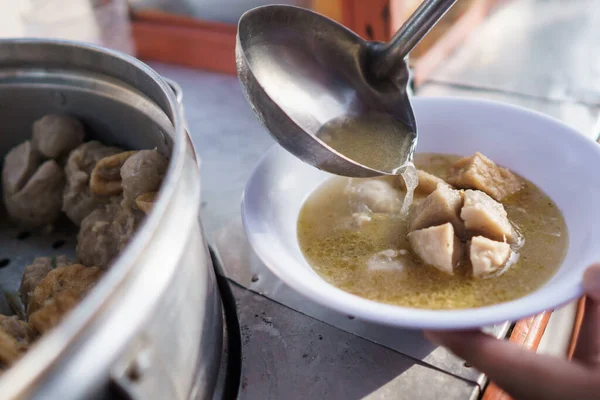 Met bakso. Indonesische gehaktbal streetfood met soep — Stockfoto