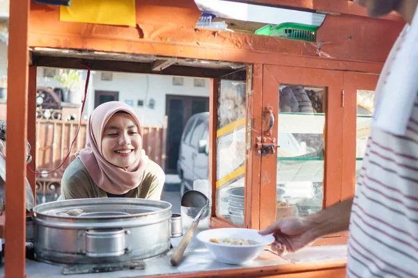 Bakso. Endonezya köftesi çorbalı sokak yemeği — Stok fotoğraf