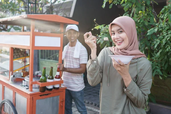 Bakso. albóndiga indonesia comida de la calle con sopa — Foto de Stock
