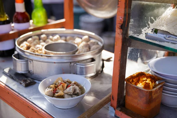 Met bakso. Indonesische gehaktbal streetfood met soep — Stockfoto