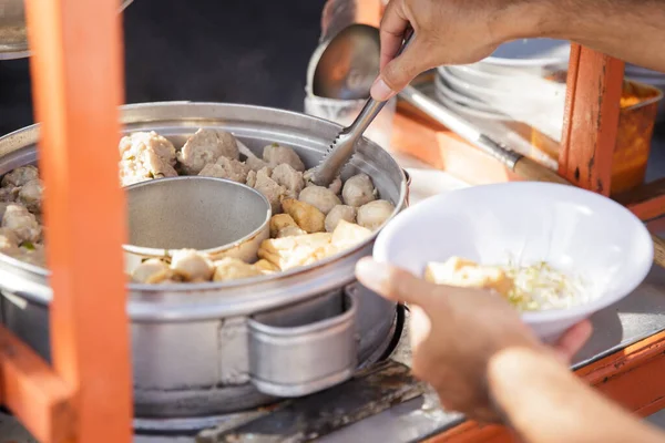烘焙。印多西亚肉丸街食物配汤 — 图库照片