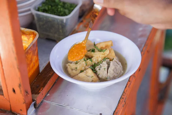 Met bakso. Indonesische gehaktbal streetfood met soep — Stockfoto