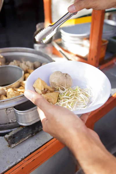 Met bakso. Indonesische gehaktbal streetfood met soep — Stockfoto