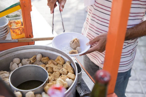 烘焙。印多西亚肉丸街食物配汤 — 图库照片