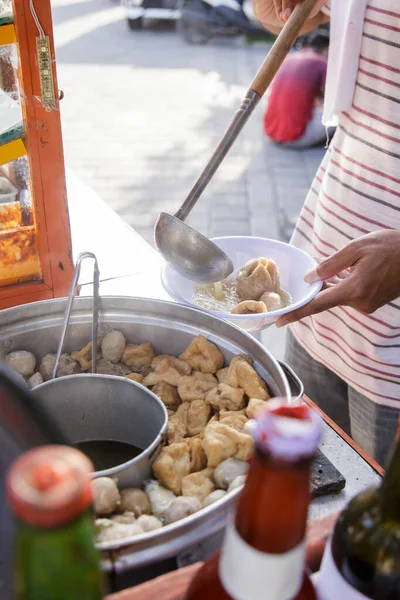 Bakso straat voedsel verkoper gieten soep — Stockfoto