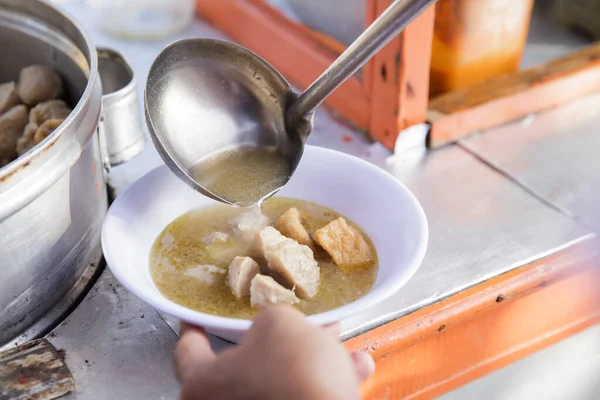Bakso straat voedsel verkoper gieten soep — Stockfoto