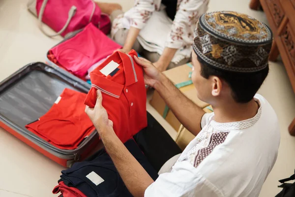 Handverpacken auf einem Koffer — Stockfoto