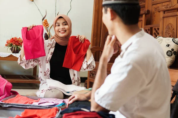 Muslim pasangan kemasan pakaian — Stok Foto