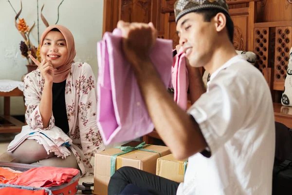 Muslim pasangan kemasan pakaian — Stok Foto