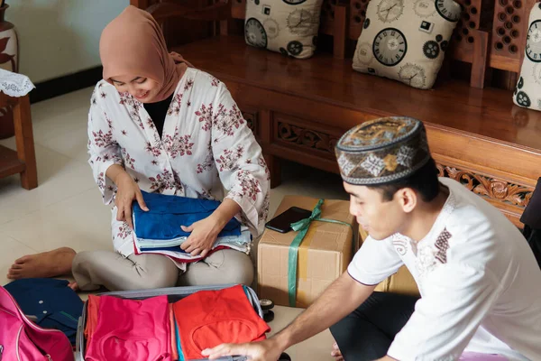 Ázsiai muszlim pár csomagolás ruhák — Stock Fotó