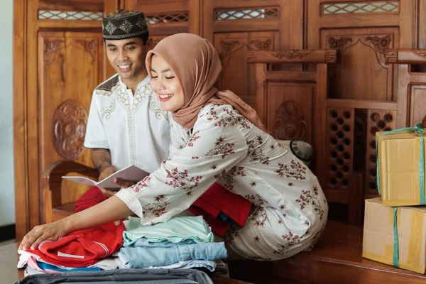 Joven pareja musulmana preparar el equipaje juntos para mudik — Foto de Stock