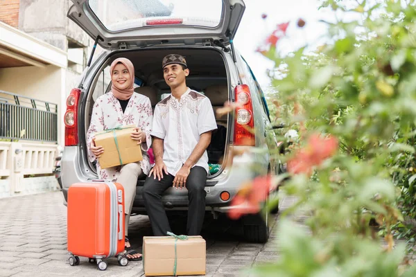 Muslimisches Paar packt Koffer im Auto — Stockfoto