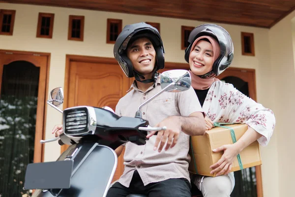 Мусульманське подружжя їде на мотоциклі для подорожей. — стокове фото