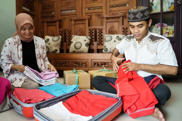Pasangan Muslim Asia kemasan pakaian — Stok Foto