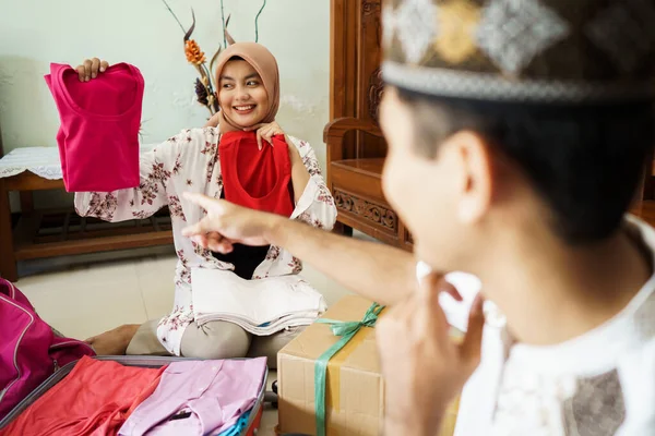 Pareja musulmana embalaje ropa — Foto de Stock