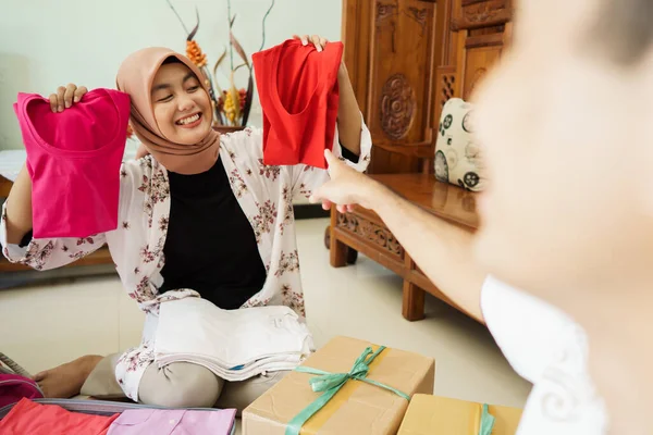 Young Muslim couple prepare luggage together for mudik — Stock Photo, Image