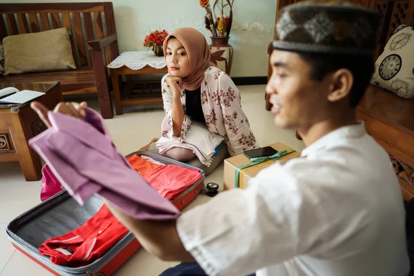 A fiatal muszlim pár együtt készíti elő a csomagokat a mudikra. — Stock Fotó