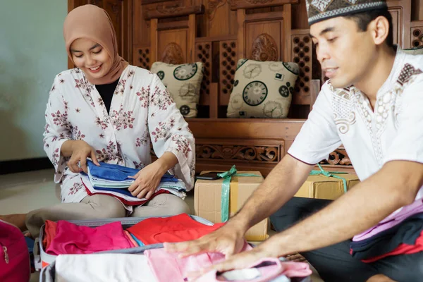 Pasangan Muslim muda mempersiapkan bagasi bersama-sama untuk mudik — Stok Foto