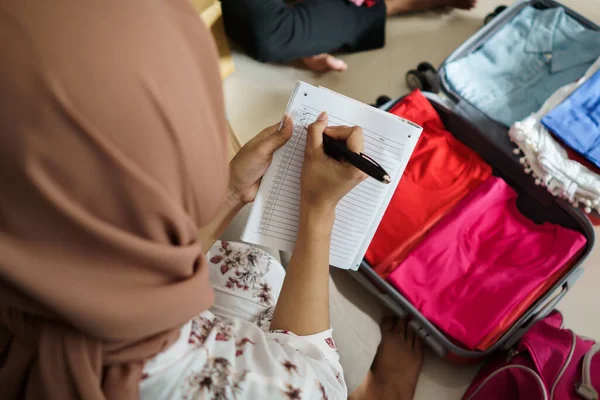 Muslimische Frau checkt ihre Sachen — Stockfoto