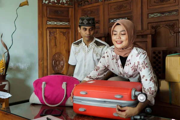 Musulmán hombre y mujer preparándose para las vacaciones —  Fotos de Stock
