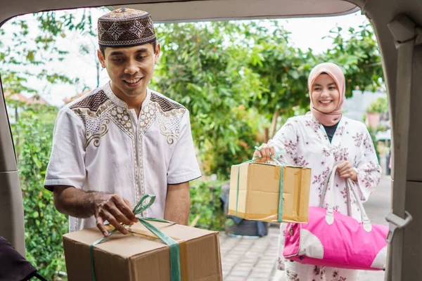 Pasangan muslim mengemasi koper di dalam mobil — Stok Foto