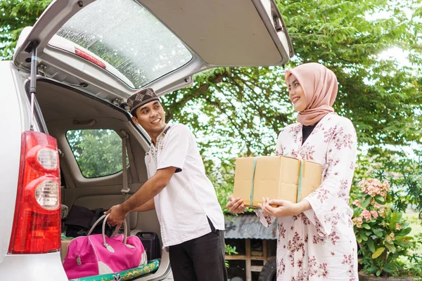 Muslimisches Paar packt Koffer im Auto — Stockfoto
