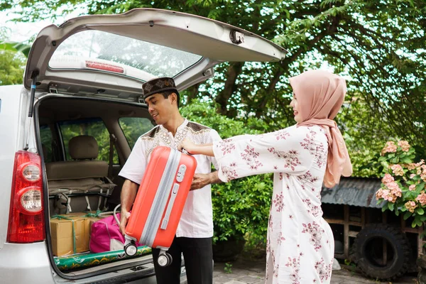 一对穆斯林夫妇在车里装行李箱 — 图库照片