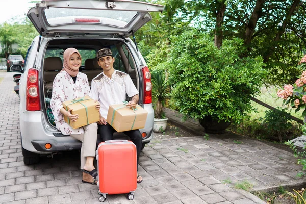 Мусульманська пара подорожує на машині — стокове фото
