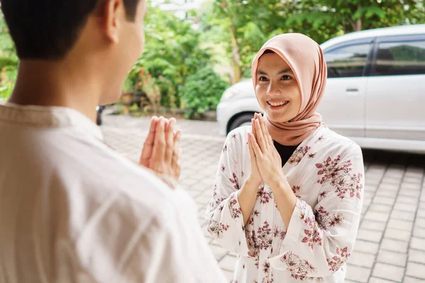 Mujer musulmana estrechar la mano perdonando — Foto de Stock