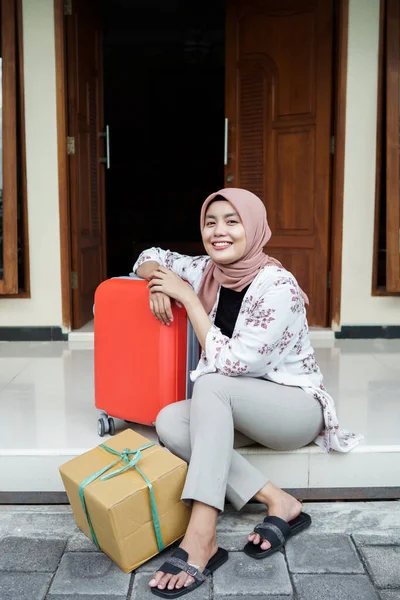 Mujer musulmana viajando en eid mubarak — Foto de Stock