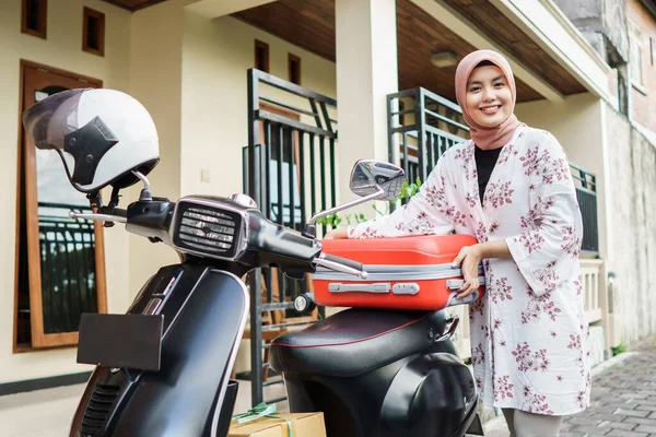 Мусульманка, путешествующая на мотоцикле — стоковое фото