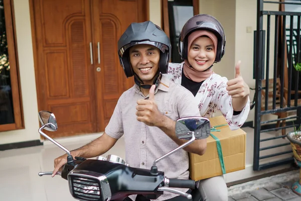 Couple riding a scooter for eid mubarak holiday — Stock Photo, Image