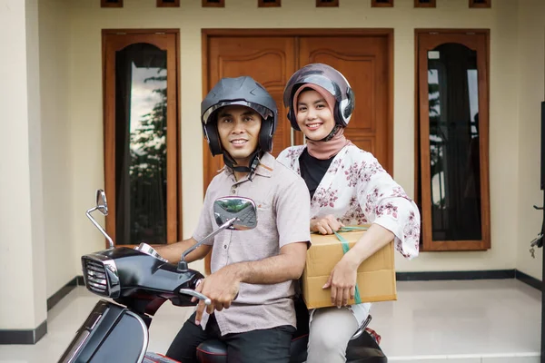 Casal muçulmano montando uma moto para viajar — Fotografia de Stock